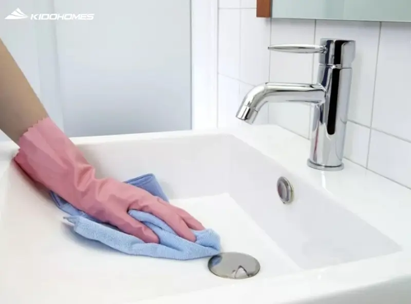 Bước 2: Vệ sinh hàng tháng – Xử lý cặn và kiểm tra hoạt động