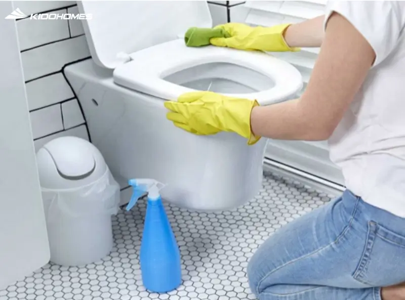 Bước 1: Vệ sinh hàng tuần – Ngăn cặn nước và nấm mốc