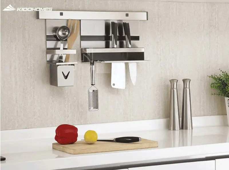 Đưa đồ dùng lên tường để giải phóng mặt bếp