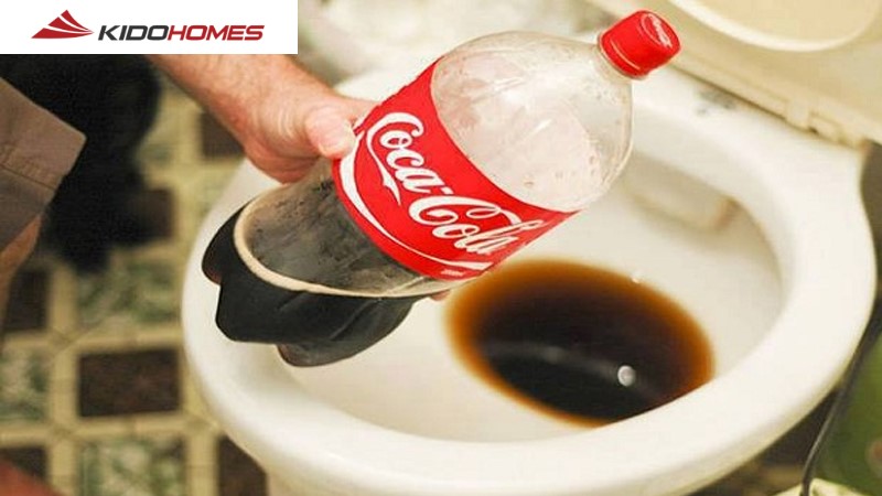 Cách xử lý bồn cầu rút nước chậm bằng coca cola