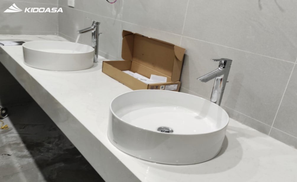 Kidoasa lắp đặt thiết bị phòng tắm: lavabo đặt bàn LW573JW/F gia đình chị Thủy