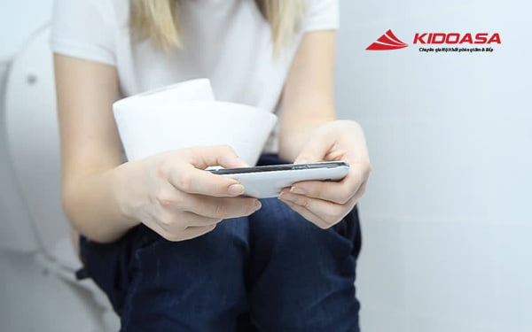 Tránh dùng điện thoại, đọc sách báo trong nhà vệ sinh để tránh tác hại về sức khỏe
