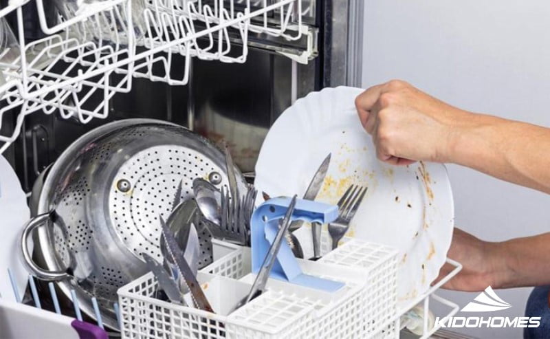 Hướng dẫn sử dụng viên rửa bát: xếp bát đĩa vào máy