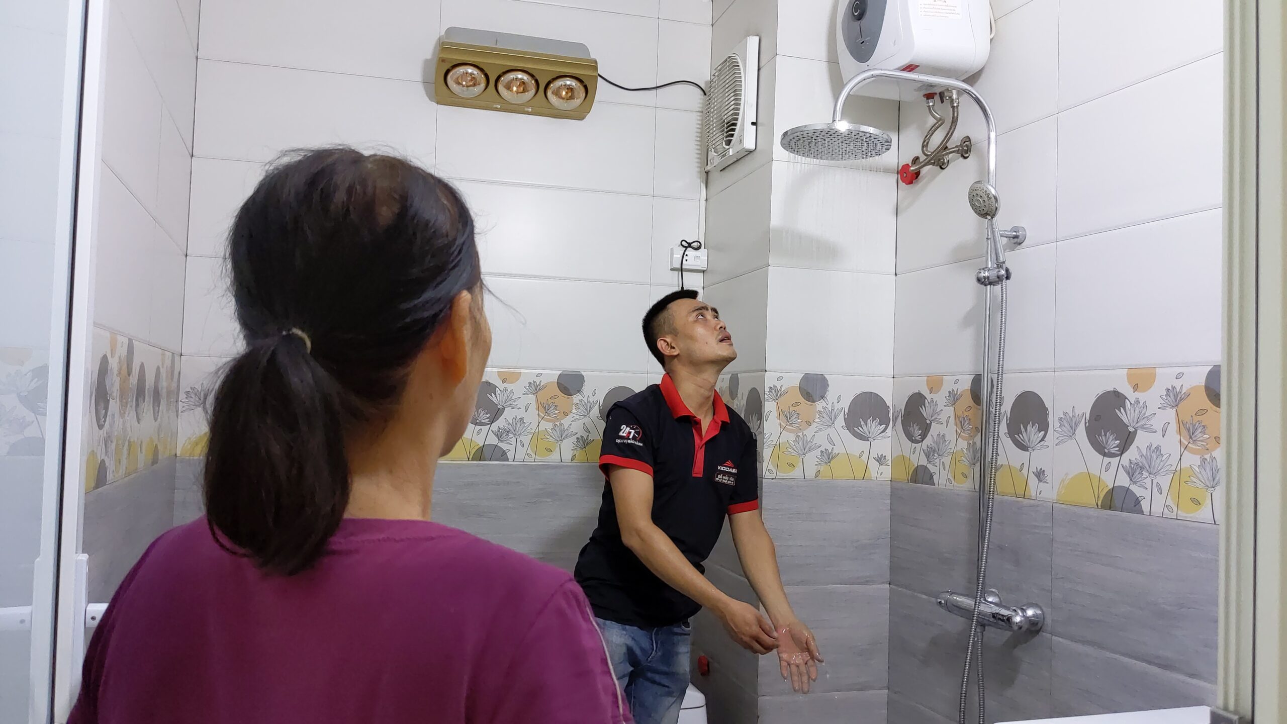 Kỹ thuật viên Kidoasa hướng dẫ khách hàng sử dụng sản phẩm và vệ sinh đúng cách