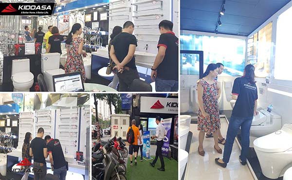 Hình ảnh khách hàng trải nghiệm sản phẩm tại Showroom KIDOASA