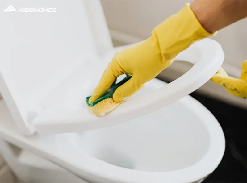 Vệ sinh khu vực toilet