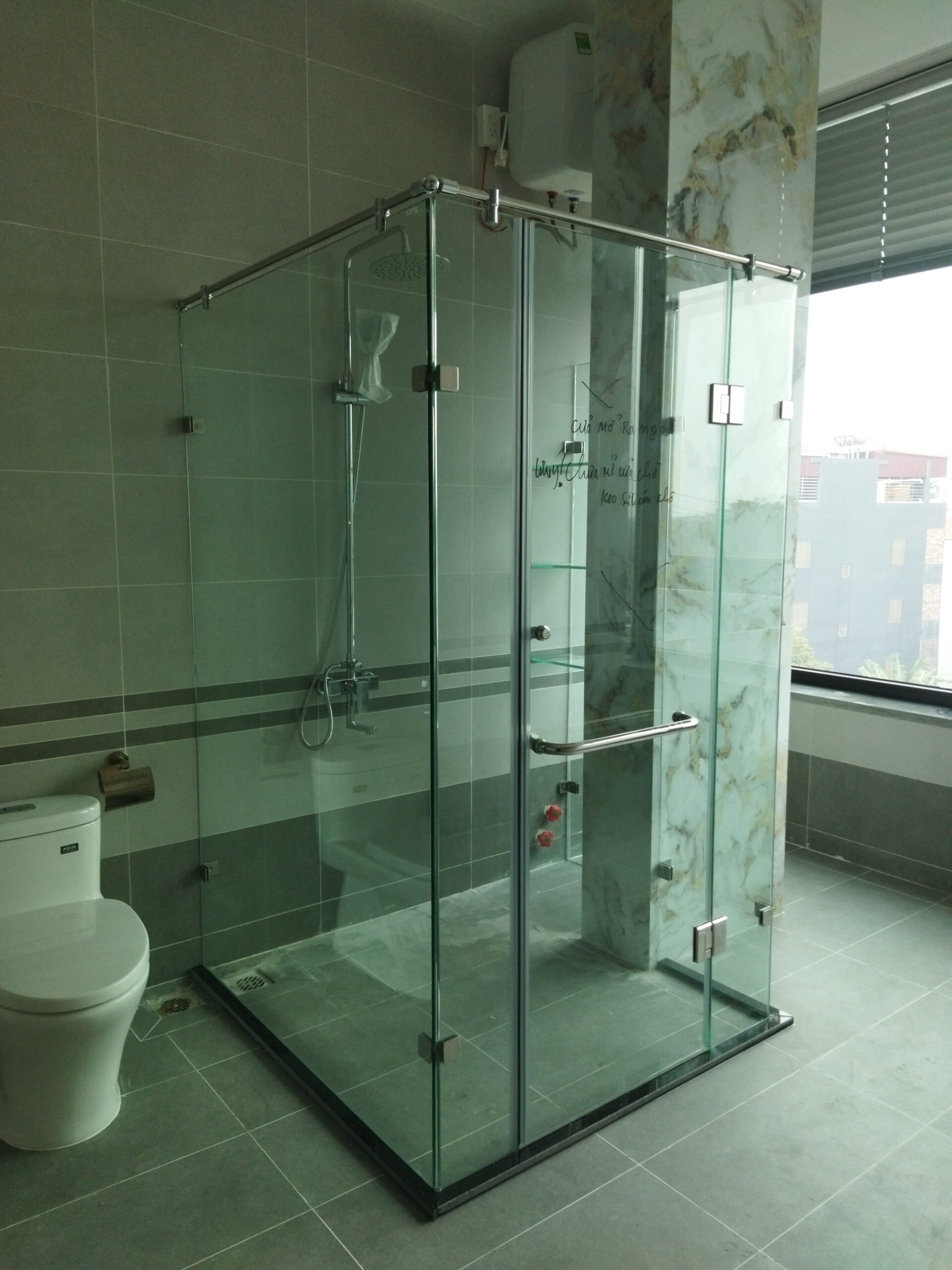 Lắp đặt vách tắm kính