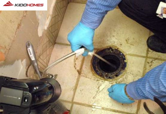 Cách làm sạch đường ống thoát nước phòng tắm tại nhà: Sử dụng máy thông cống