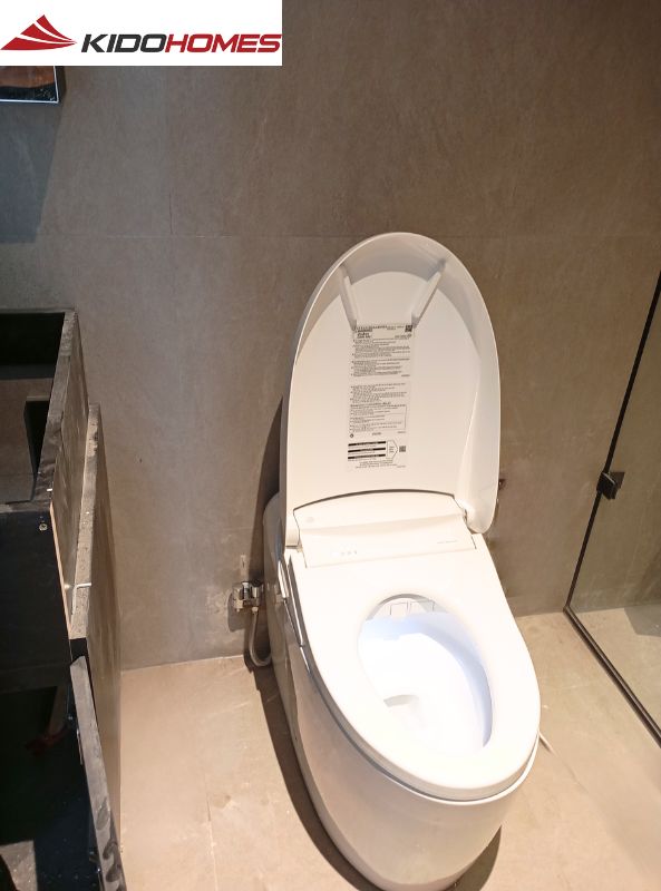 Hoàn thiện lắp đặt bồn cầu thông minh cho chú Tuyến - Long Biên