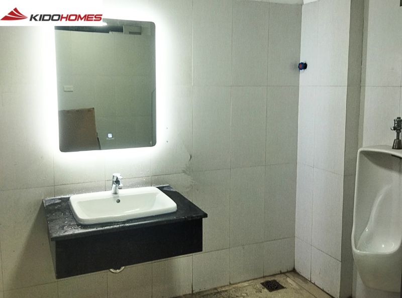 Hoàn thiện lắp đặt chậu rửa mặt đặt bàn, vòi rửa, gương Led và tiểu nam cho nhà vệ sinh quán ăn của Anh Nghị - Cổ Loa