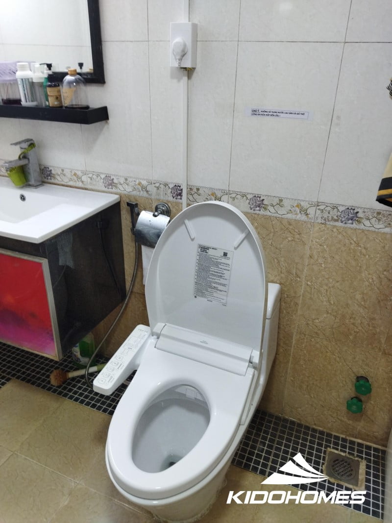 Lắp đặt nắp rửa điện tử washlet TOTO TCF23410AAA gia đình chú Trịnh (Khương Trung - Hà Nội)