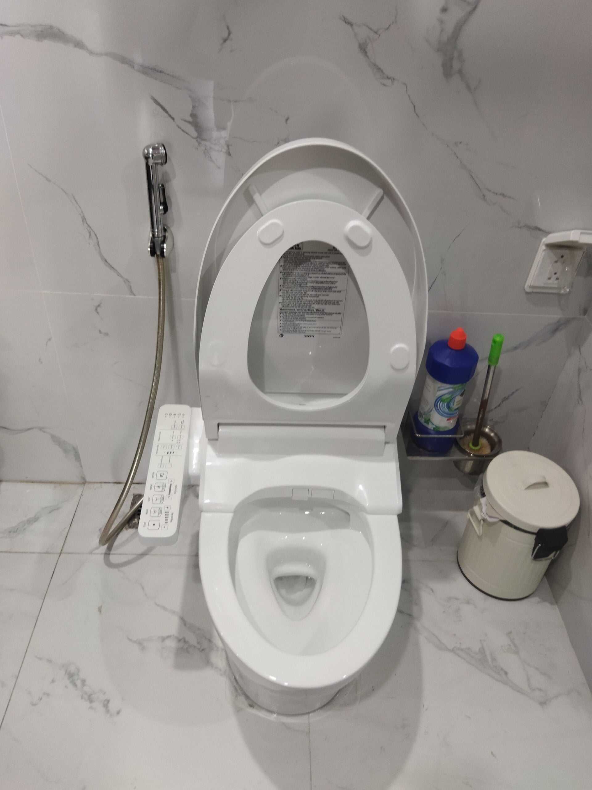 Lắp đặt nắp rửa điện tử washlet TOTO gia đình anh Tuấn (Royal City - Hà Nội)