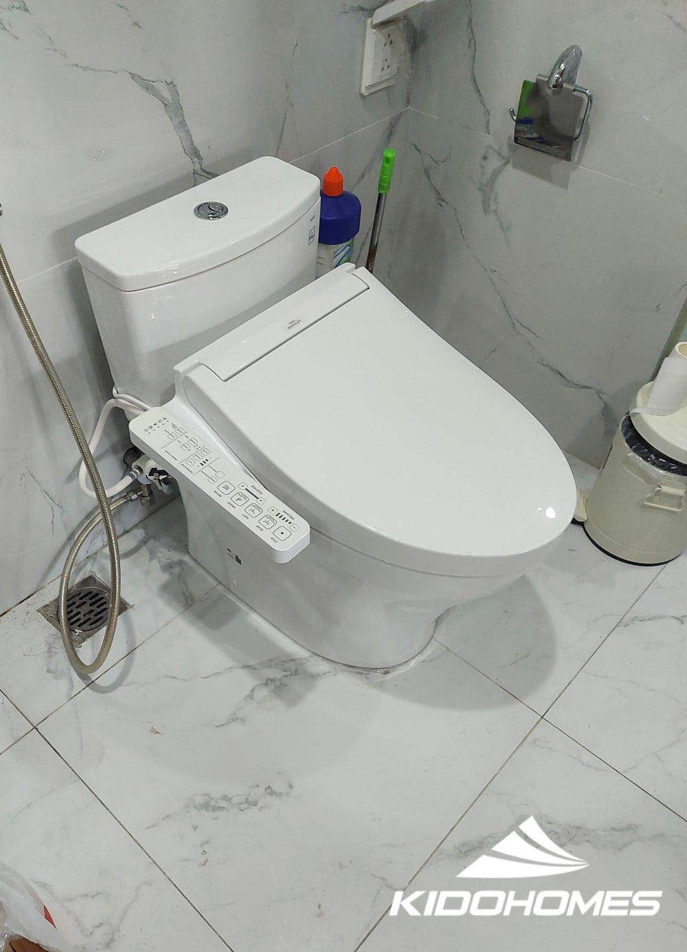 Lắp đặt nắp rửa điện tử washlet TOTO gia đình anh Tuấn (Royal City - Hà Nội)