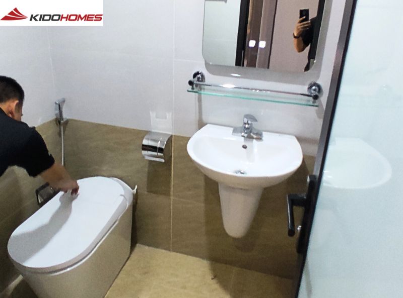 Hoàn thiện lắp đặt phòng tắm với bồn cầu thông minh