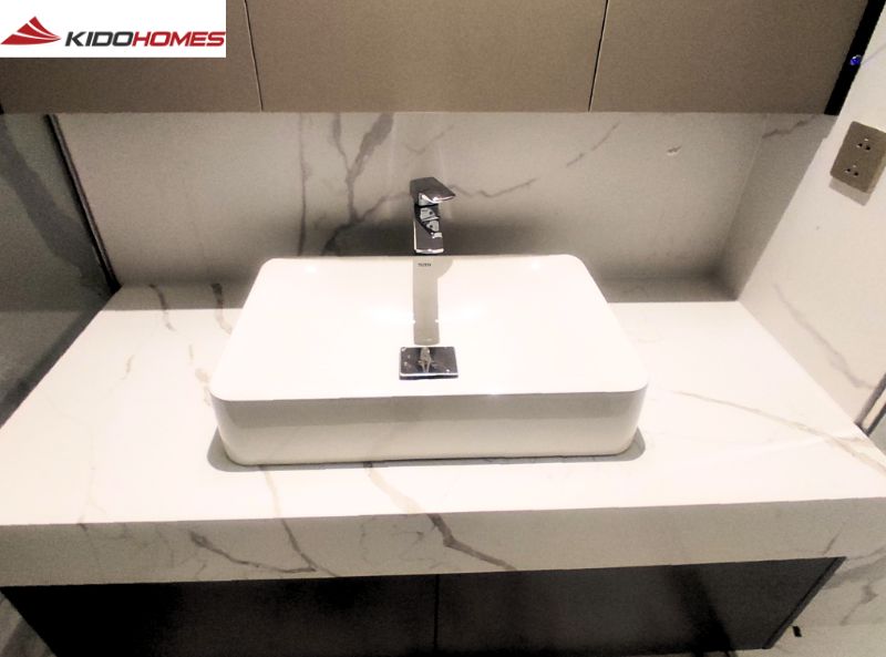 Hoàn thiện lắp đặt hai bộ tủ chậu rửa mặt đặt bàn kết hợp bàn đá cho khách hàng tại Long Biên