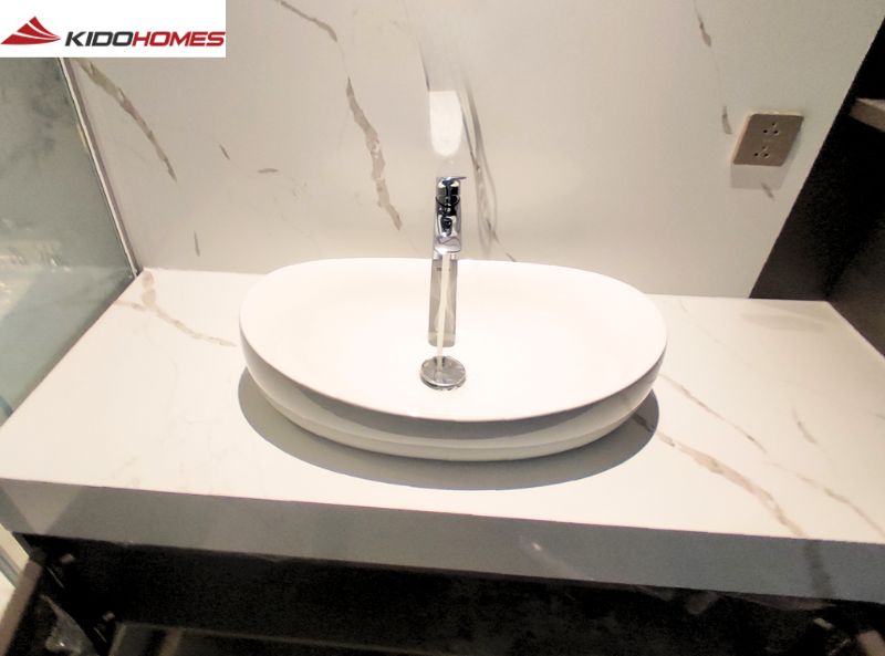 Hoàn thiện lắp đặt hai bộ tủ chậu rửa mặt đặt bàn kết hợp bàn đá cho khách hàng tại Long Biên