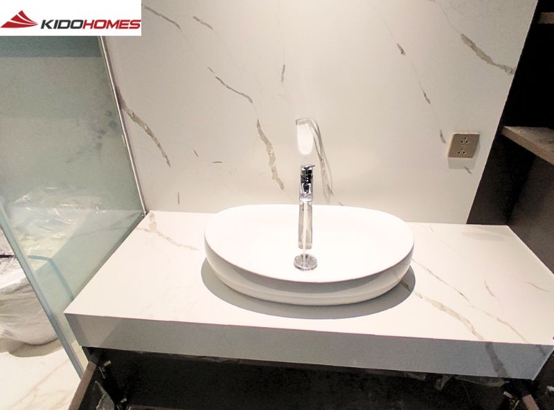 Hoàn thiện lắp đặt hai bộ tủ chậu rửa mặt đặt bàn kết hợp bàn đá cho khách hàng tại Long Biên