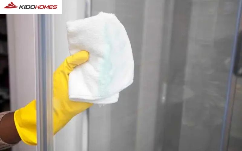 Vệ sinh vách tắm kính hàng ngày và sau mỗi lần sử dụng