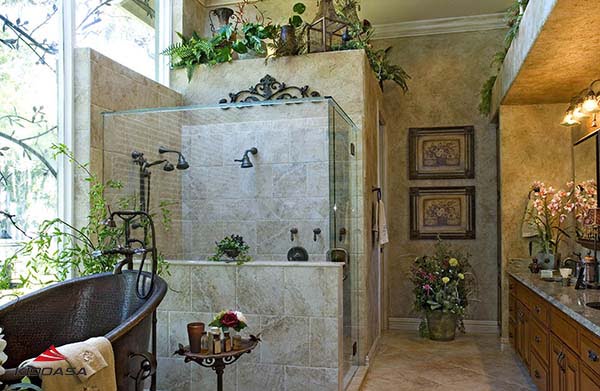 Thiết kế phòng tắm với nhiều vòi hoa sen và có tường kính trong suốt làm điểm nhấn