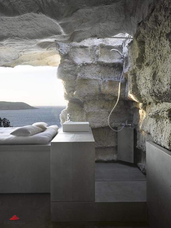 Nhà tắm với thiết kế tường độc đáo như những vách đá