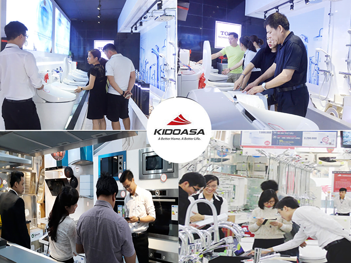 Hình ảnh khách hàng mua sắm, trải nghiệm sen tắm Inax BFV-1305s tại showroom của KIDOASA