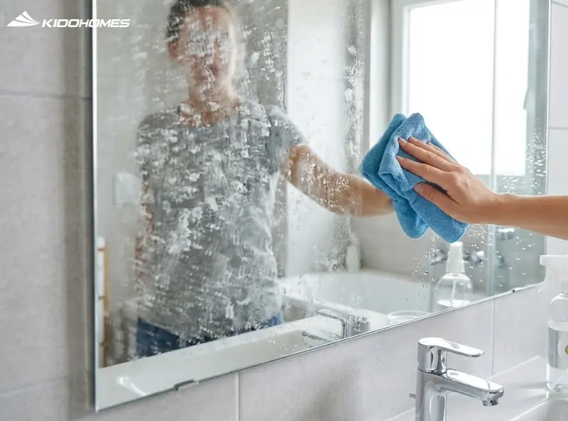 Mẹo xử lý gương phòng tắm bị cặn canxi - hiệu quả, nhanh chóng