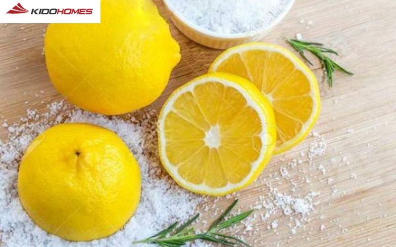 Dùng chanh tươi trộn muối để chà lên các vết ố vàng, vết bám cứng đầu, sau đó rửa sạch lại bằng nước.